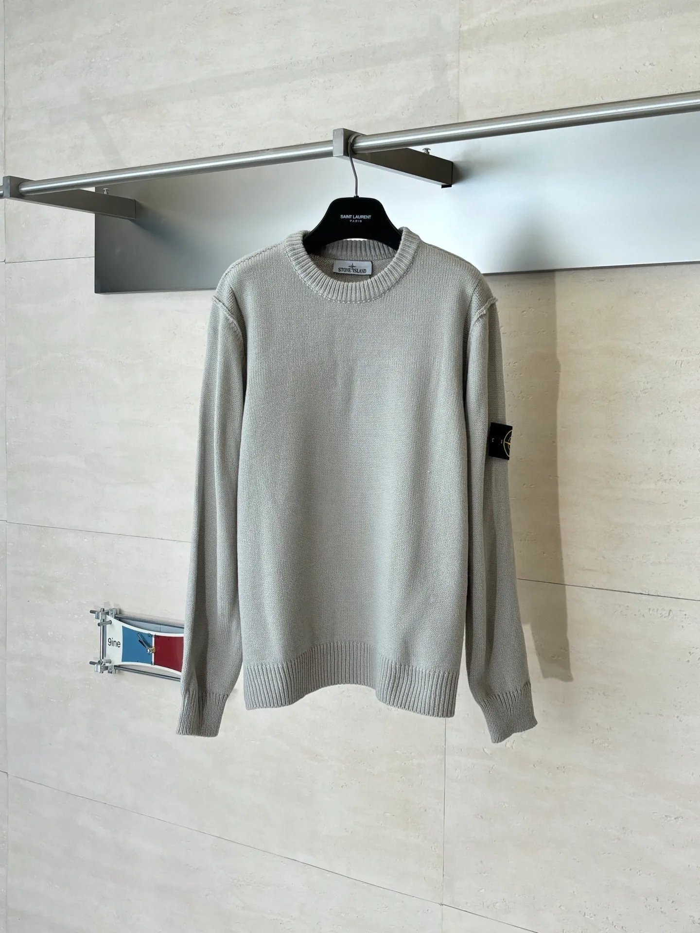 P410 Stone islan*/stone island solid color basic armband round neck knitted sweater. The original version was purchased and developed by 2488. The fabric is made of wool yarn blended nylon. The overall comfort is more skin-friendly than the original version. The YB upper body is particularly tight. We adjusted the overall feel and skin-friendly feeling based on the original wool yarn quality. Both are more comfortable and breathable than the ZP upper body. There is no difference between the stripes and the original version. And it can be done with full grade. Supports random detection of wool content. We ensure that every item our customers receive is of high quality. It also needs to be taken to the tatting factory for secondary processing. Stone Island armband, the overall wiring is straight and delicate, the fabric is comfortable and soft, the color is consistent without color difference Size: S/M/L/XL